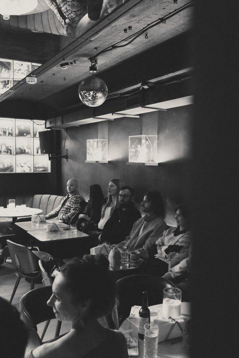 Момент со спектакля 8