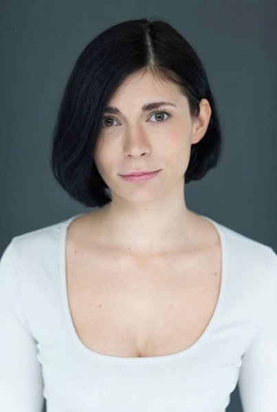 Силуэт актрисы в полумраке сцены спектакля